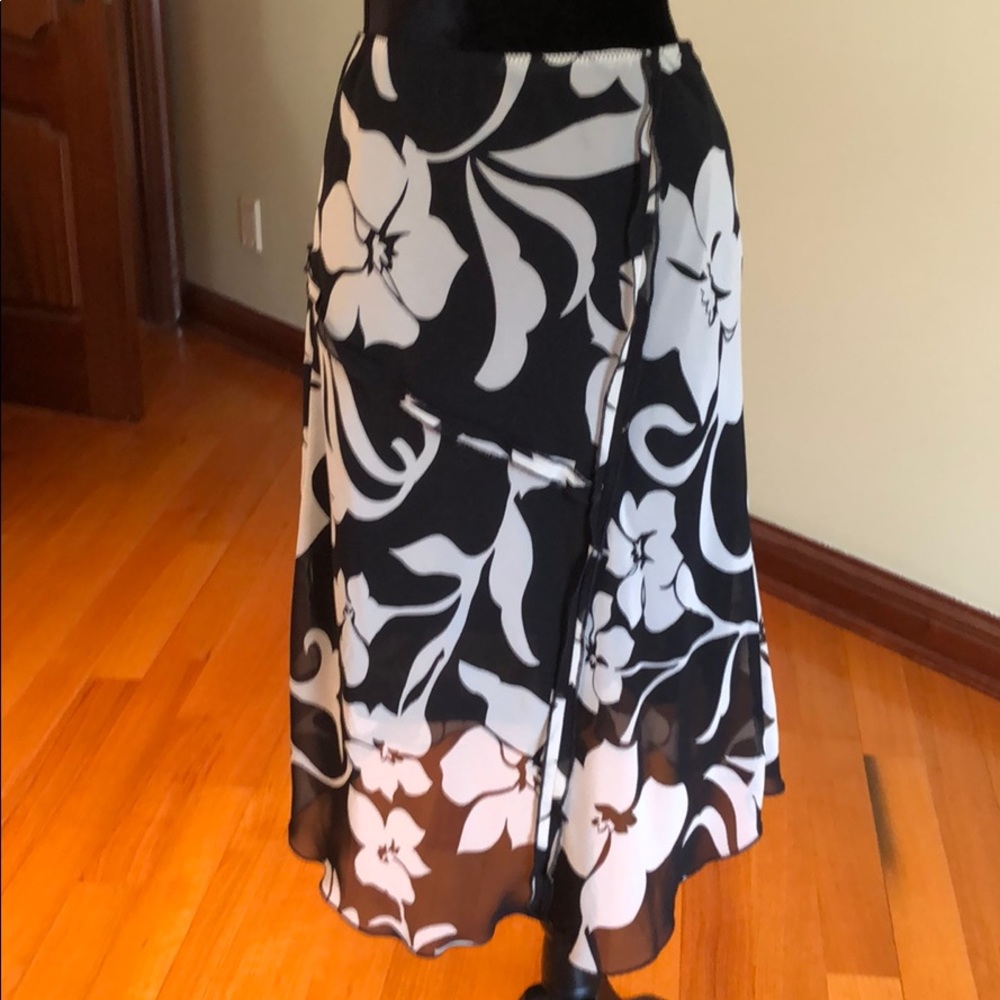 United Colors Of Benetton Floral Skirt Size 44(8)✨